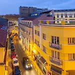 Bright 2 bedroom Apt 100m from Av. Liberdade