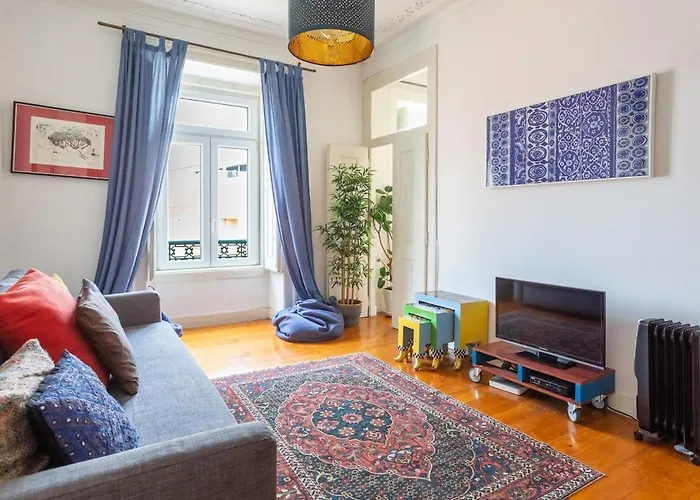 Bright 2 bedroom Apt 100m from Av. Liberdade